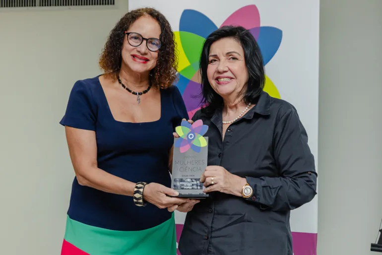 Mariangela Hungria premiada