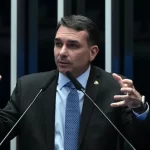 Em nome do pai: Flávio Bolsonaro desponta como principal nome da direita