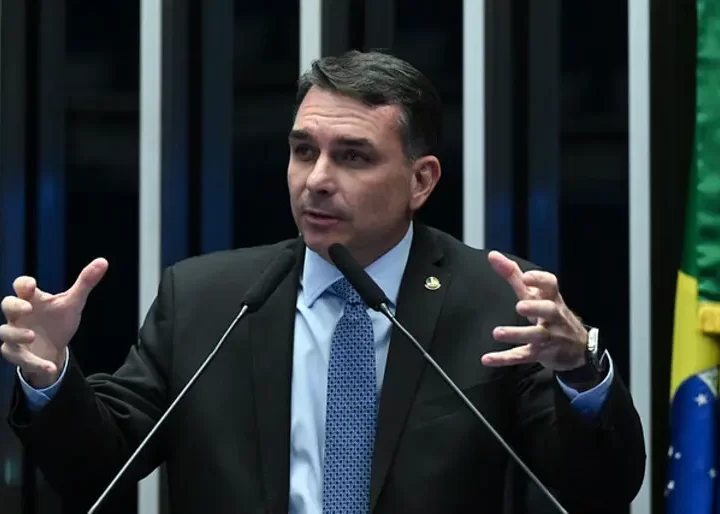 Em nome do pai: Flávio Bolsonaro desponta como principal nome da direita