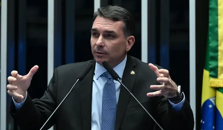 Em nome do pai: Flávio Bolsonaro desponta como principal nome da direita