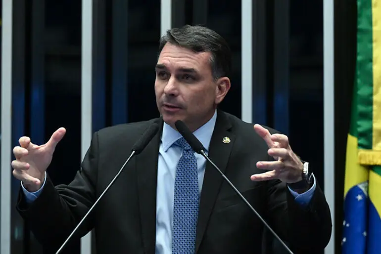 Em nome do pai: Flávio Bolsonaro desponta como principal nome da direita